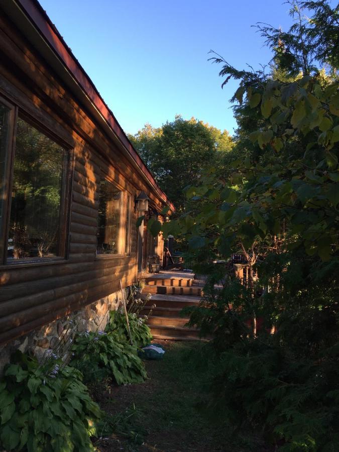 Chalet "Ici Et Maintenant, Sur Le Lac" Sainte-Marguerite-du-Lac-Masson Exterior foto