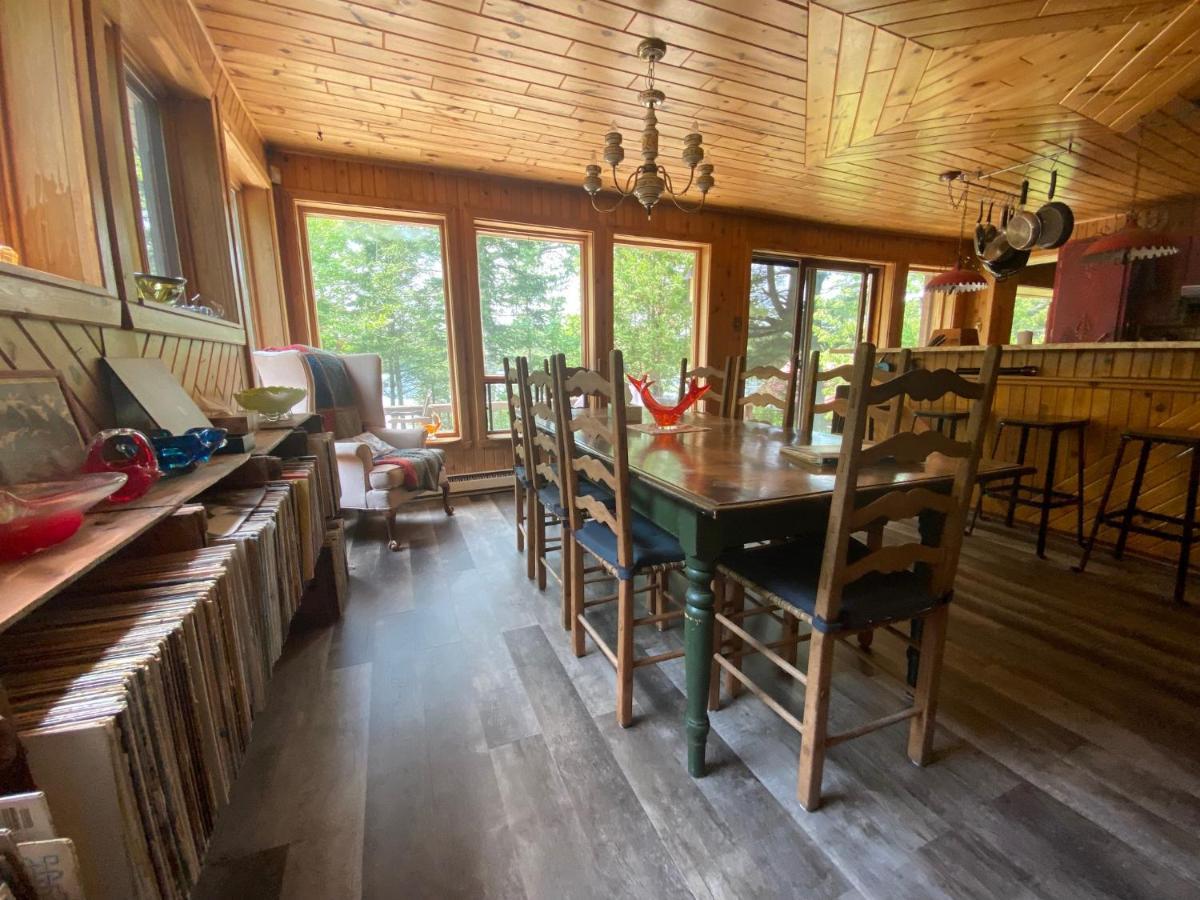 Chalet "Ici Et Maintenant, Sur Le Lac" Sainte-Marguerite-du-Lac-Masson Exterior foto
