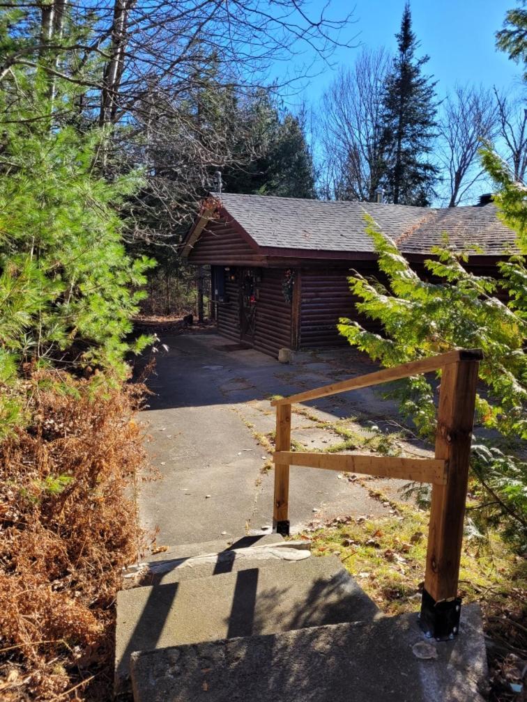 Chalet "Ici Et Maintenant, Sur Le Lac" Sainte-Marguerite-du-Lac-Masson Exterior foto